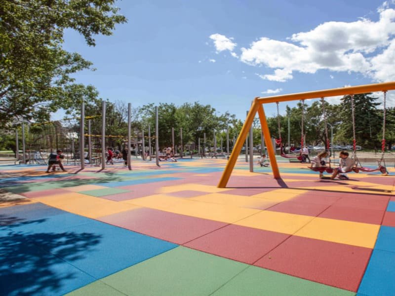 Ein detailliertes Bild, das den Verriegelungsmechanismus zweier Gummifliesen für den Außenbereich zeigt, die zusammengefügt werden.